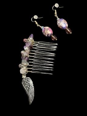 Handcrafted drop earrings and hair comb.
Quartz and jasper.